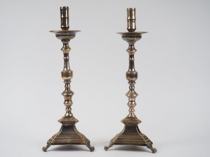Paire de portes cierges Louis XIV en bronze argenté. H. : 50,5 cm.