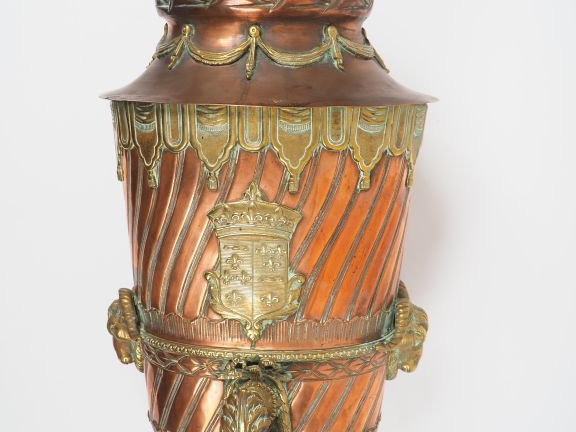 Fontaine Louis XVI en cuivre et bonze avec son bassin, à décor de lamb