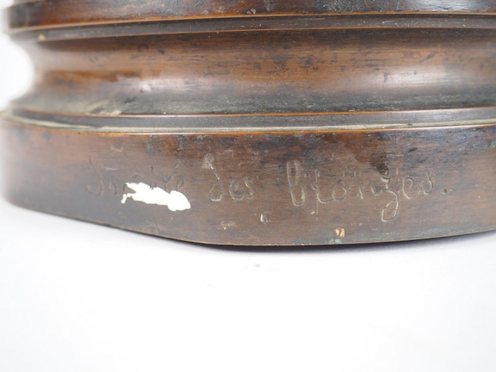 Jean BULIO. 'Jeune femme à la marionette'. Sculpture en bronze à patin