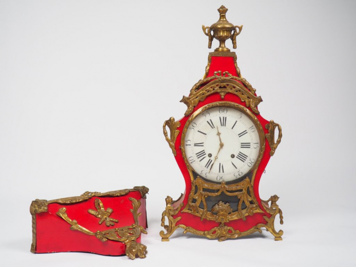 Cartel d'applique de style Louis XV en bois laqué rouge et bronze. H. 