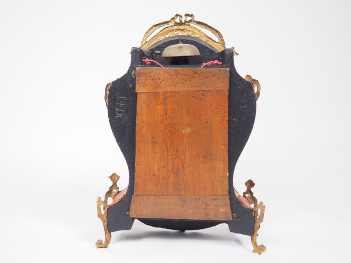 Cartel d'applique de style Louis XV en bois laqué rouge et bronze. H. 