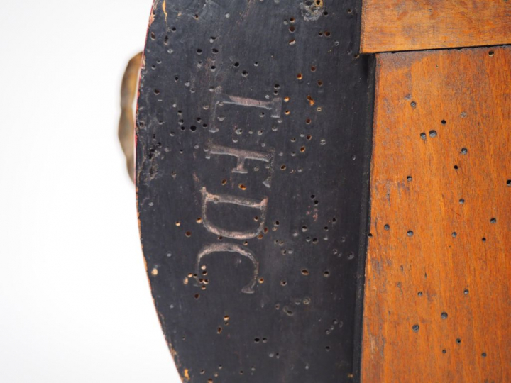 Cartel d'applique de style Louis XV en bois laqué rouge et bronze. H. 