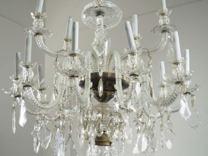 Grand lustre à pampilles éclairant à deux couronnes de lumières. H. : 