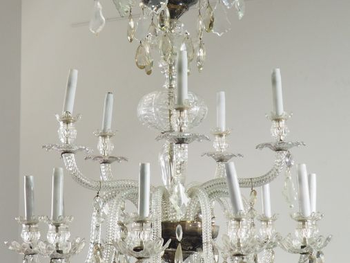 Grand lustre à pampilles éclairant à deux couronnes de lumières. H. : 