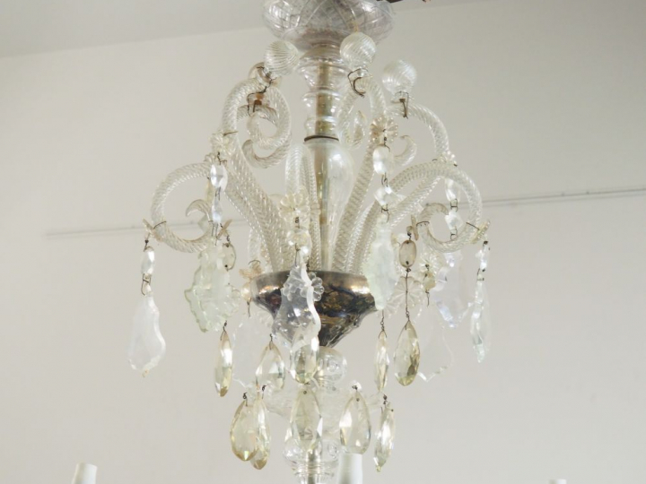 Grand lustre à pampilles éclairant à deux couronnes de lumières. H. : 