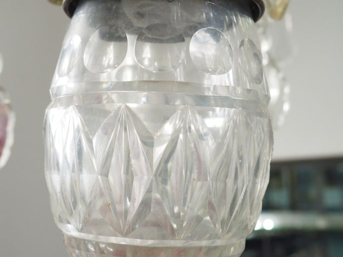 Grand lustre à pampilles éclairant à deux couronnes de lumières. H. : 