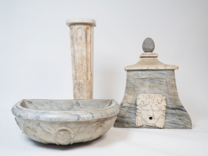 Fontaine XVIIIème en marbre bicolore. H. : 155 cm.