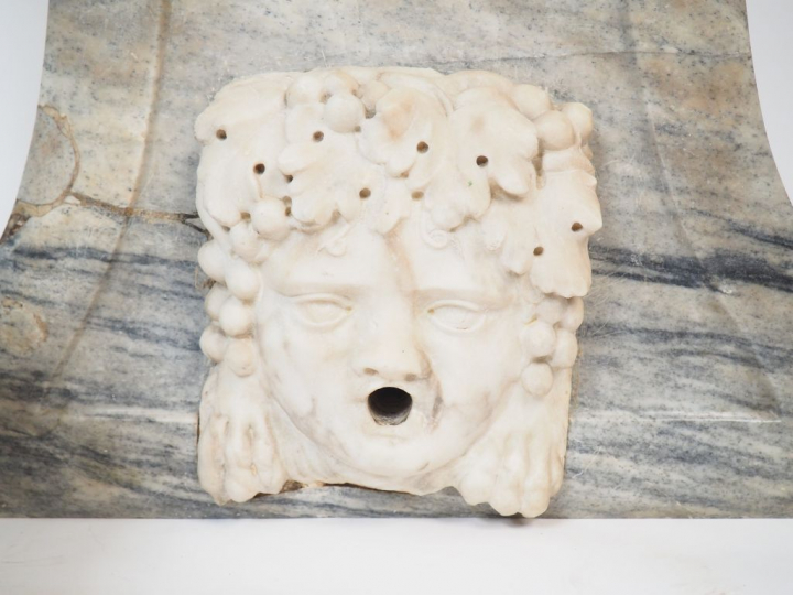 Fontaine XVIIIème en marbre bicolore. H. : 155 cm.