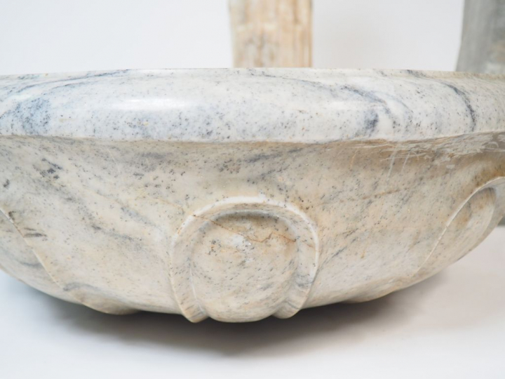 Fontaine XVIIIème en marbre bicolore. H. : 155 cm.