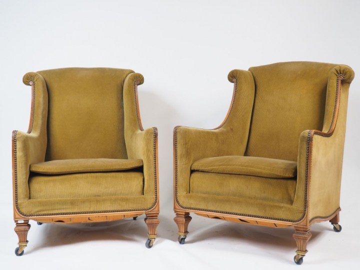 Paire de bergères à oreilles 1900, garniture de velours vert amande. (