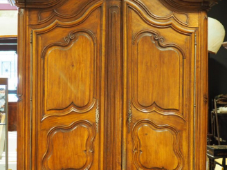 Vente aux enchères Grand buffet deux corps Louis XV en noyer mouluré, ouvrant à quatre po