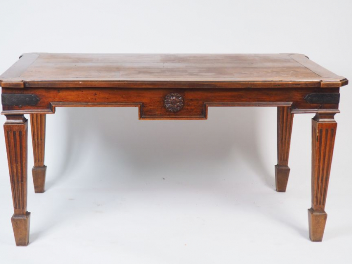 Table bureau de style Louis XVI en noyer, pieds fuselés, cannelés et r