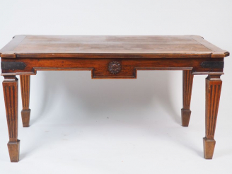 Vente aux enchères Table bureau de style Louis XVI en noyer, pieds fuselés, cannelés et r