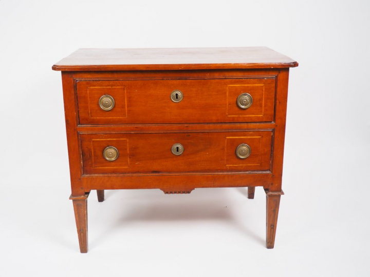 Petite commode Louis XVI en noyer, ouvrant à deux tiroirs. Dessus bois