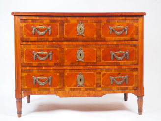 Vente aux enchères Commode Louis XVI en marqueterie, ouvrant à trois tiroirs en facade. D