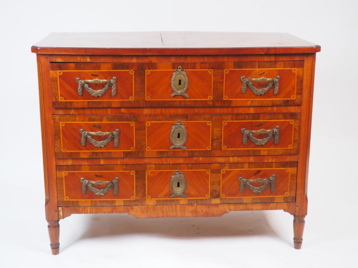 Commode Louis XVI en marqueterie, ouvrant à trois tiroirs en facade. D