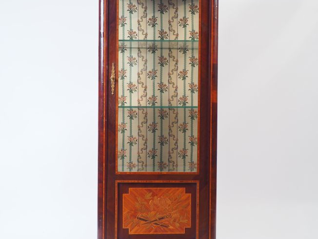 Vitrine de style Louis XVI en marqueterie, à décor de trophées d'instr
