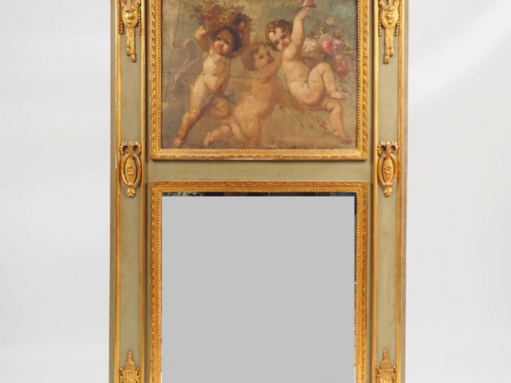 Trumeau Louis XVI en bois laqué gris sculpté et doré, à décor d'amours