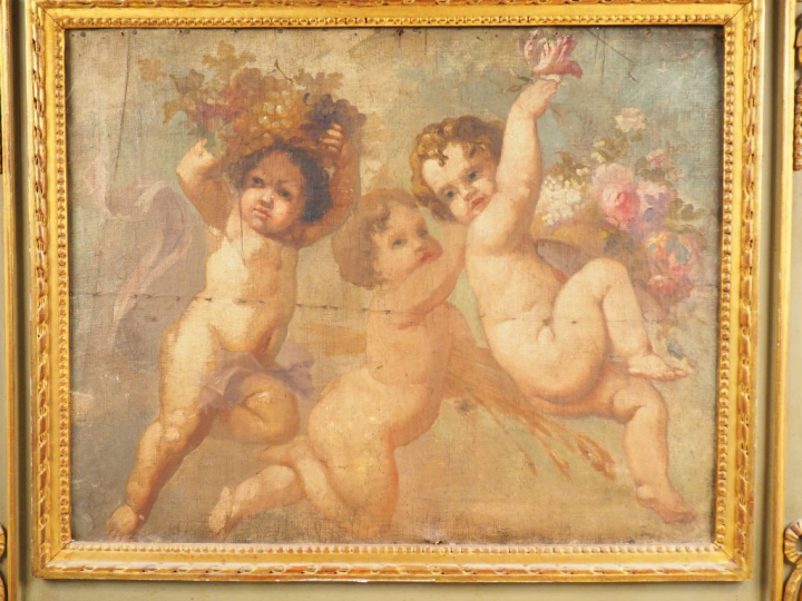 Trumeau Louis XVI en bois laqué gris sculpté et doré, à décor d'amours