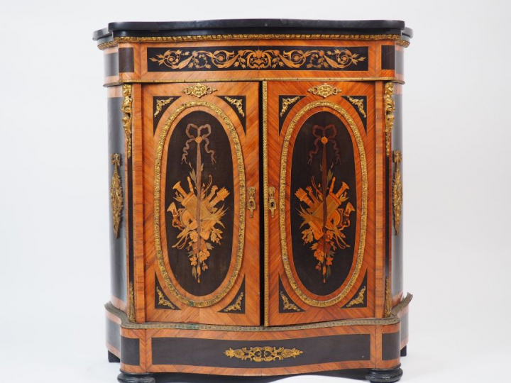 Meuble d'appui Napoléon III en marqueterie, à décor dans des réserves 