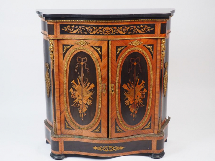 Meuble d'appui Napoléon III en marqueterie, à décor dans des réserves 