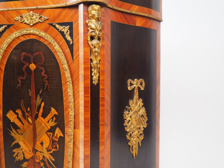 Meuble d'appui Napoléon III en marqueterie, à décor dans des réserves 