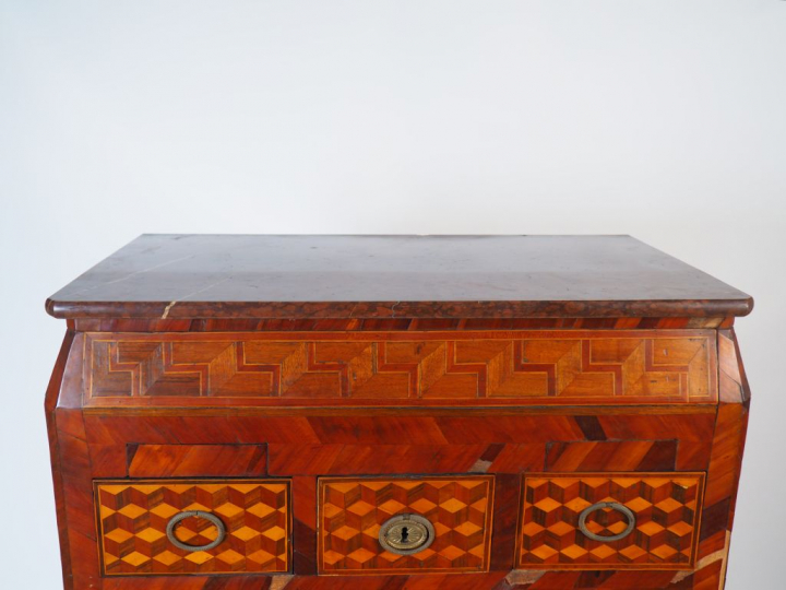 Secrétaire Louis XVI en marqueterie, à décor de cubes, ouvrant à un ab