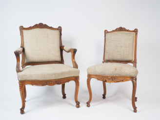 Vente aux enchères Paire de fauteuils à dos plat et paire de chaises de style Louis XV, g