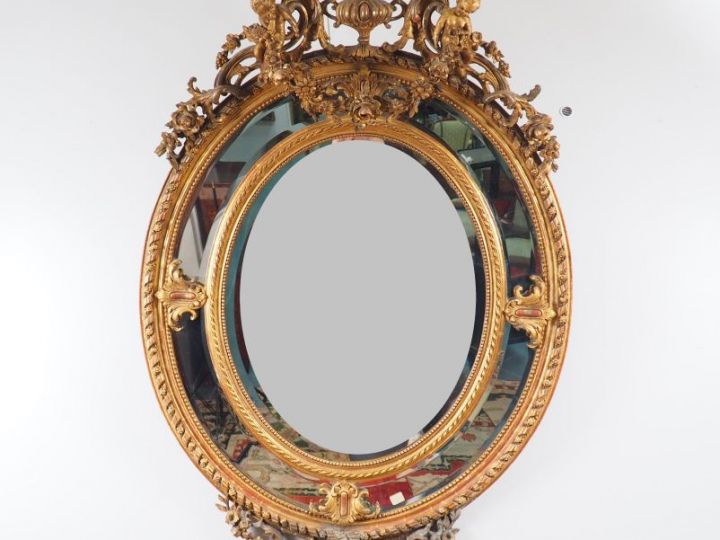 Grand miroir médaillon Napoléon III de style Louis XVI en bois et stuc