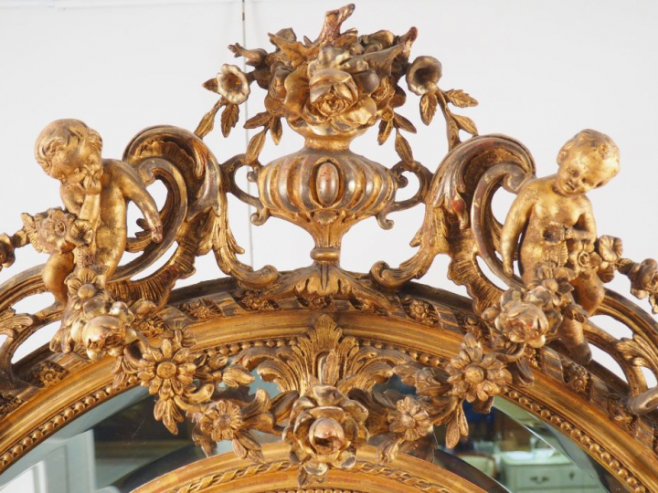 Grand miroir médaillon Napoléon III de style Louis XVI en bois et stuc