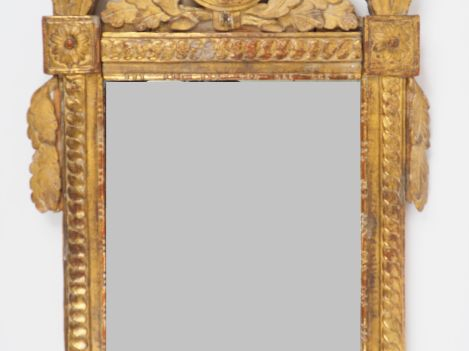 Miroir Louis XVI en bois doré à décor de frises, de rinceaux et de feu