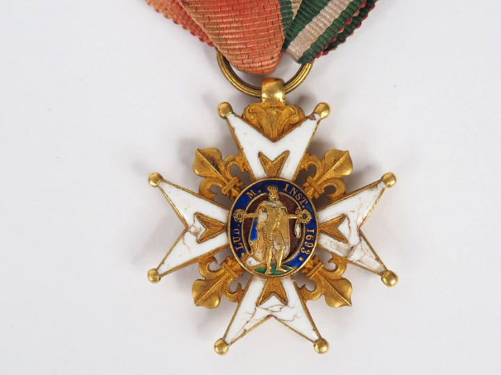Croix de St Louis époque Restauration, taille 30mm x 30mm en or et éma