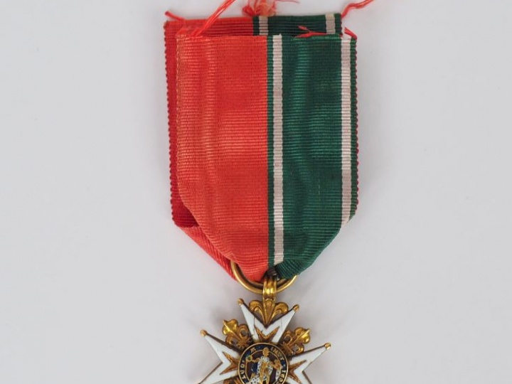 Croix de St Louis époque Restauration, taille 30mm x 30mm en or et éma