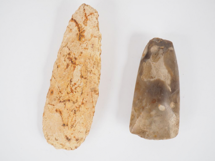 Lot comprenant une hache taillée (L. : 15.5 cm) et une hache polie en 
