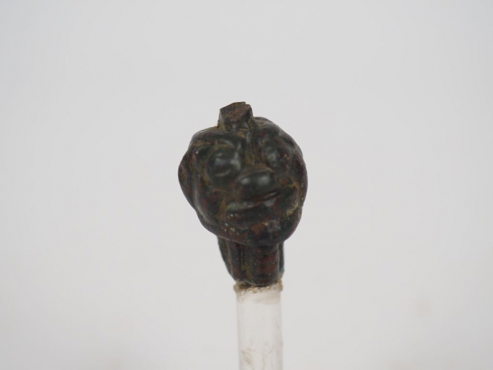 Amulette en bronze représentant la tête du démon assyrien Pazuzu. Méso