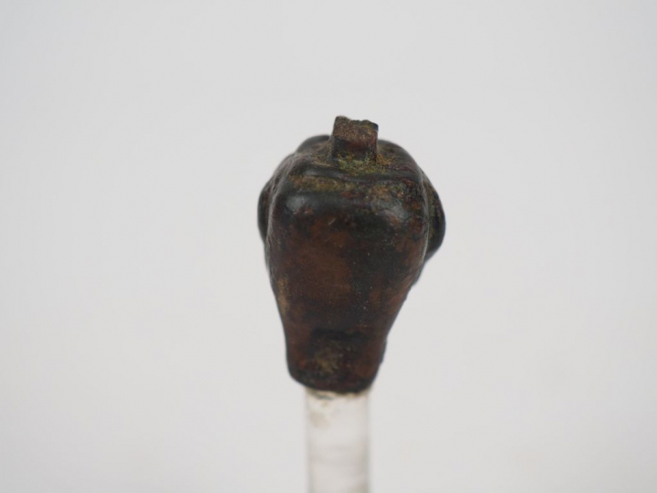 Amulette en bronze représentant la tête du démon assyrien Pazuzu. Méso