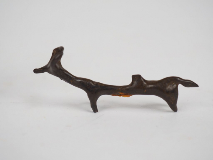 Trois bronzes zoomorphes dont un dieu debout sur un taureau. Orient an