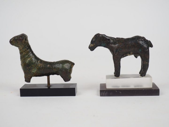 Deux quadrupèdes en bronze. Orient ancien. Ier millénaire av. J.-C. Di