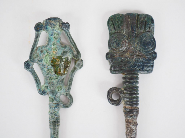 Deux épingles en bronze et fer du Luristan aux têtes décorées de motif
