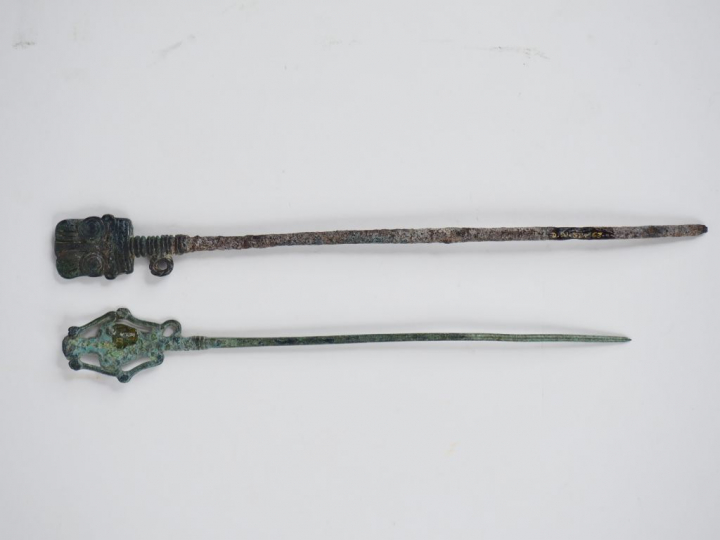 Deux épingles en bronze et fer du Luristan aux têtes décorées de motif