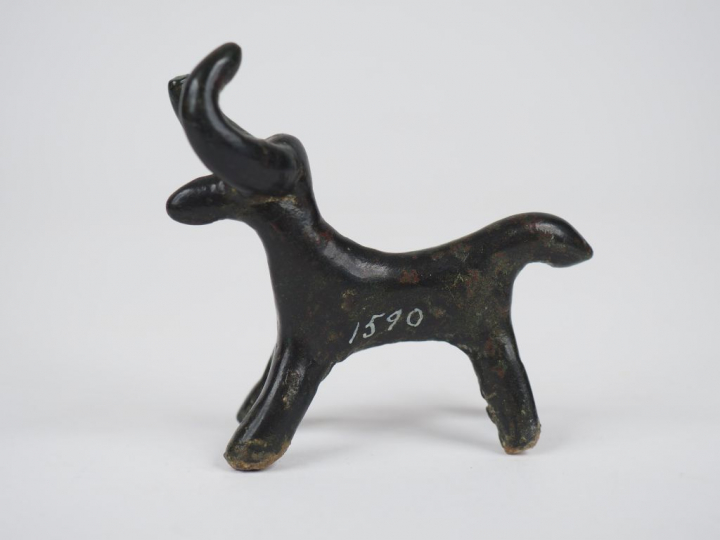 Bouquetin ou taureau en bronze. Orient ancien.  Dim. : 6.5 x 7 cm.