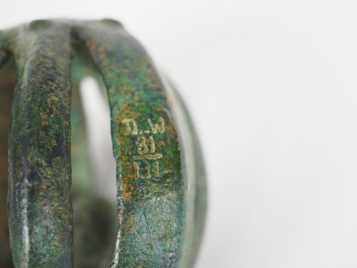 Grelot ovoïde surmonté d’un oiseau et d’un anneau de suspension. Luris