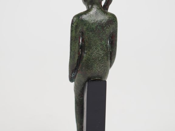Statuette en bronze d’Harpocrate assis, avec sa mèche de cheveux carac