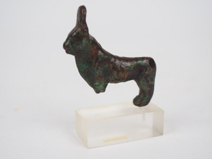 Taureau Apis en bronze. Egypte. Basse Epoque. Pattes avant manquantes.