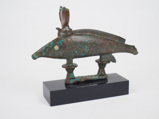 Vente aux enchères Statuette en bronze du poisson oxyrhynque coiffé du disque hathorique.