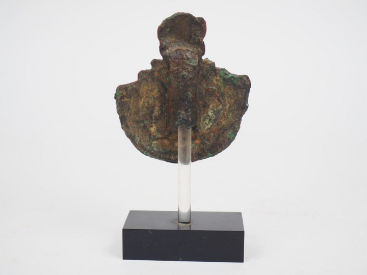 Egide en bronze avec la tête de la déesse Sekhmet. Egypte. Basse Epoqu