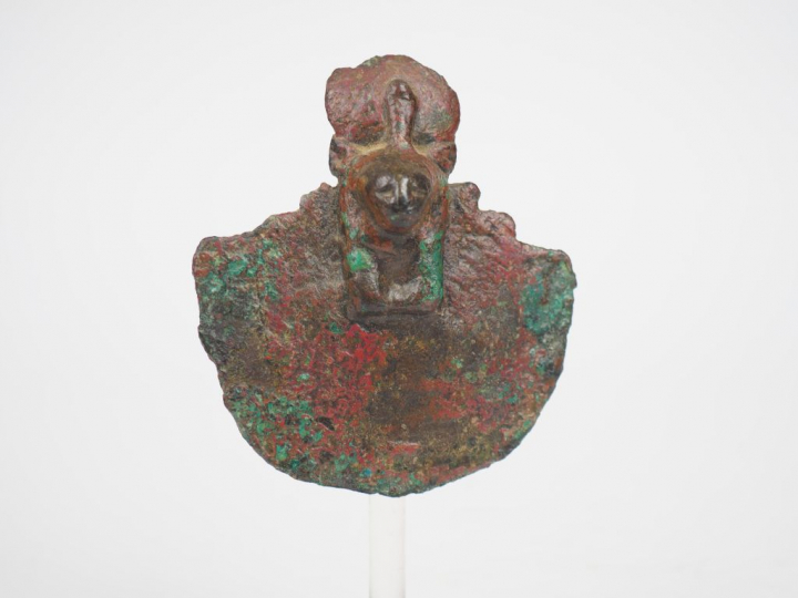 Egide en bronze avec la tête de la déesse Sekhmet. Egypte. Basse Epoqu