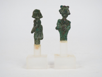 Vente aux enchères Deux statuettes en bronze d’Osiris et Harpocrate. Egypte. Basse-Epoque