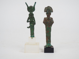 Vente aux enchères Deux statuettes en bronze figurant Osiris et Isis allaitant Harpocrate
