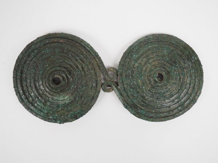 Fibule en bronze à double spirale. Europe, Ier Age du Fer (VIIIe-VIIe 
